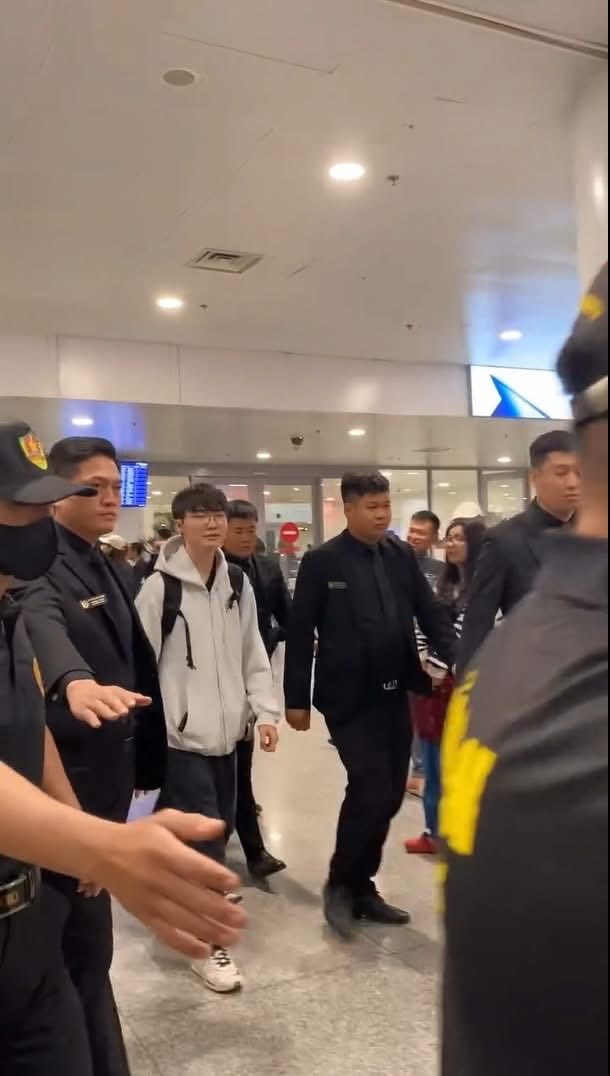 Faker có mặt tại sân bay Nội Bài, Hà Nội (Ảnh: @yuu_Ish)