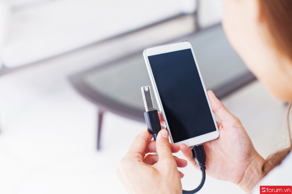 Cắm cáp OTG vào điện thoại