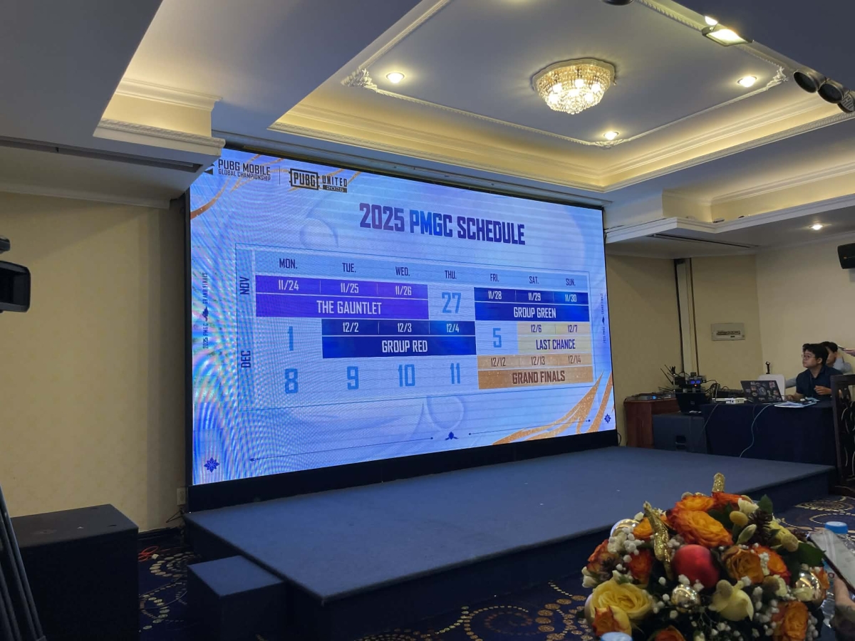 Màn hình lớn giữa khán phòng hỗ trở khán giả xem chung kết