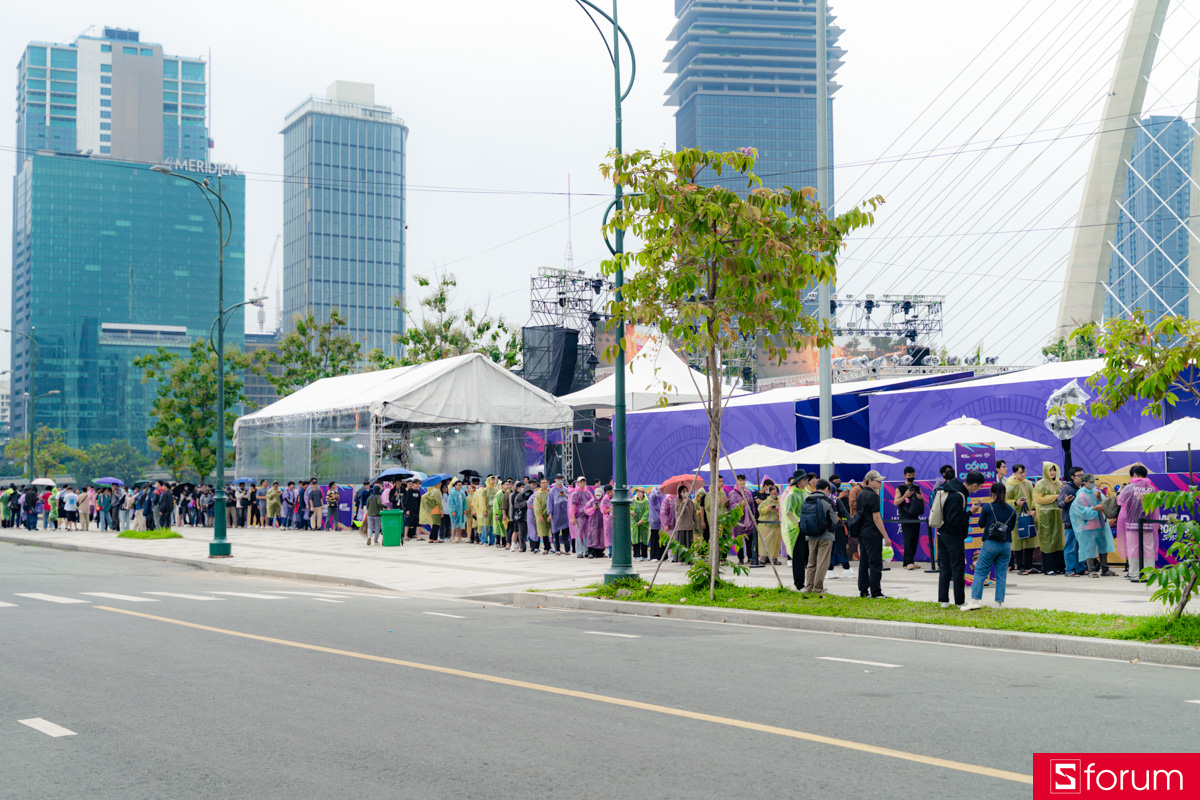 Hàng dài người hâm mộ xếp hàng tham gia sự kiện