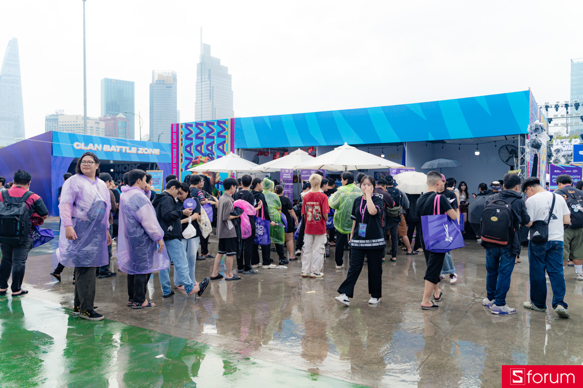 Dù trời mưa nhưng lượng người tham gia vẫn tăng cao