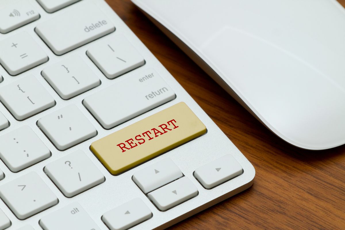 Khắc phục lỗi Win 10 nhập đúng mật khẩu nhưng không vào được - khởi động lại thiết bị