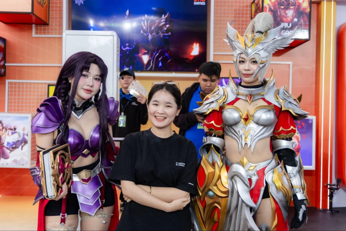Nhiều khán giả xếp hàng chụp hình cùng các cosplayer