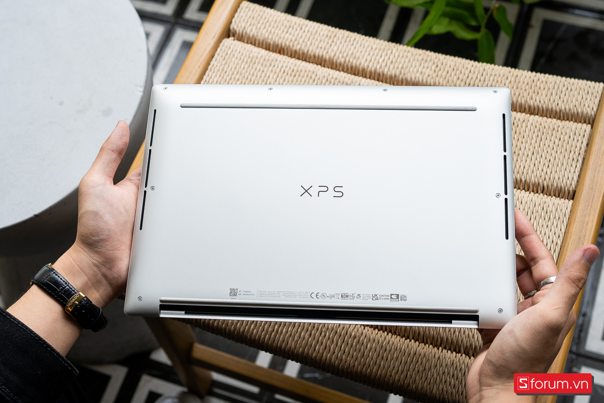 Thiết kế mặt đáy của Dell XPS 14 9440