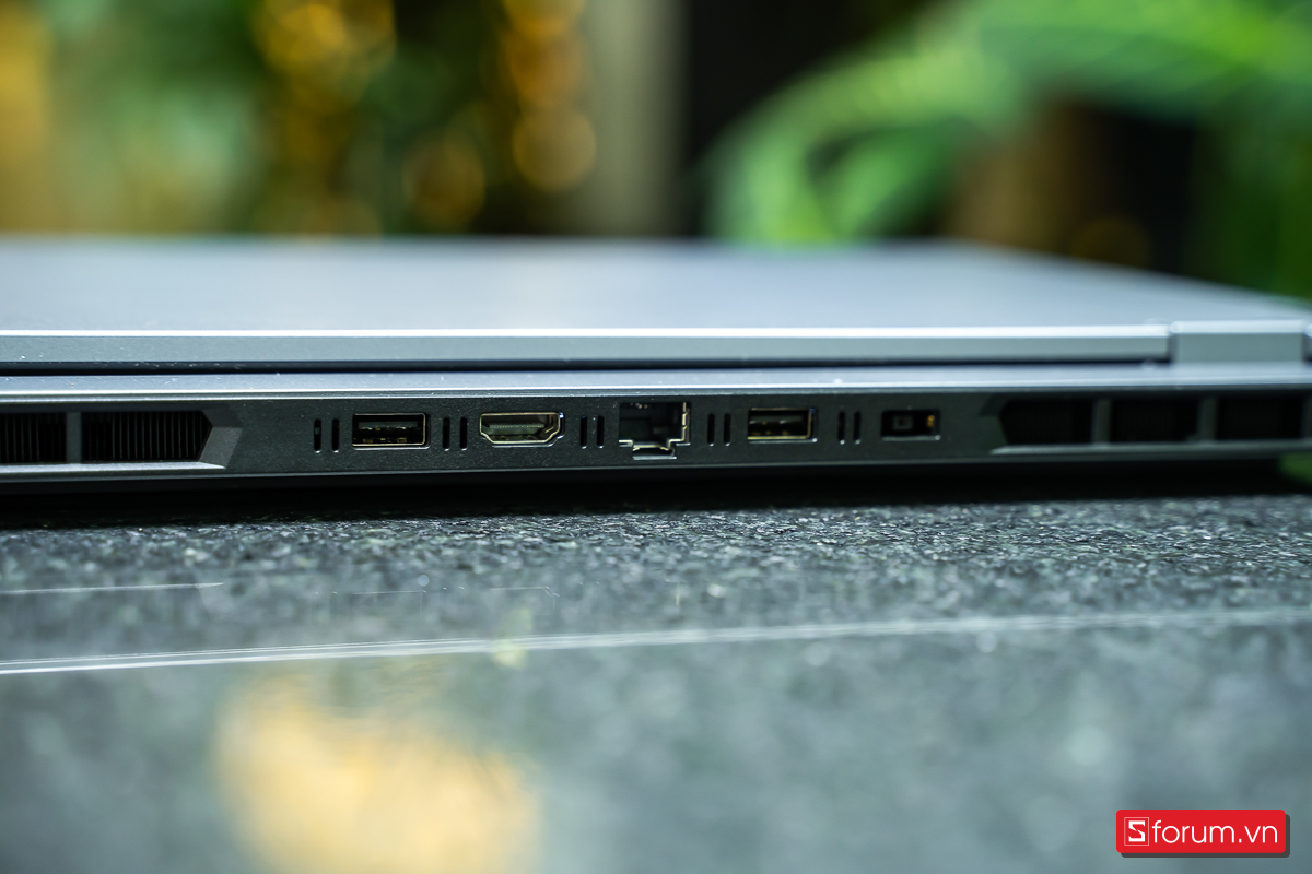 Cạnh sau của của Lenovo LOQ 15IAX9