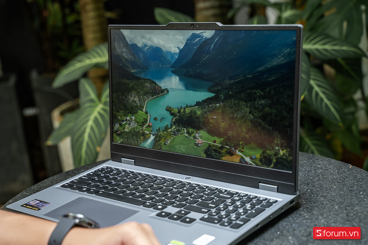 Màn hình được trang bị trên Lenovo LOQ 15IAX9