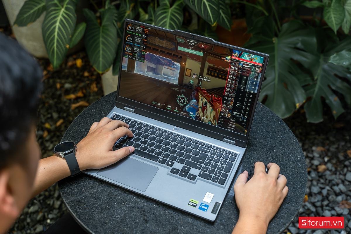 Màn hình được trang bị trên Lenovo LOQ 15IAX9