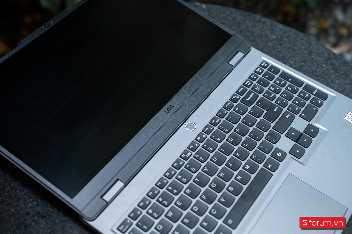 Bản lề có thể mở 180 độ của Lenovo LOQ 15IAX9