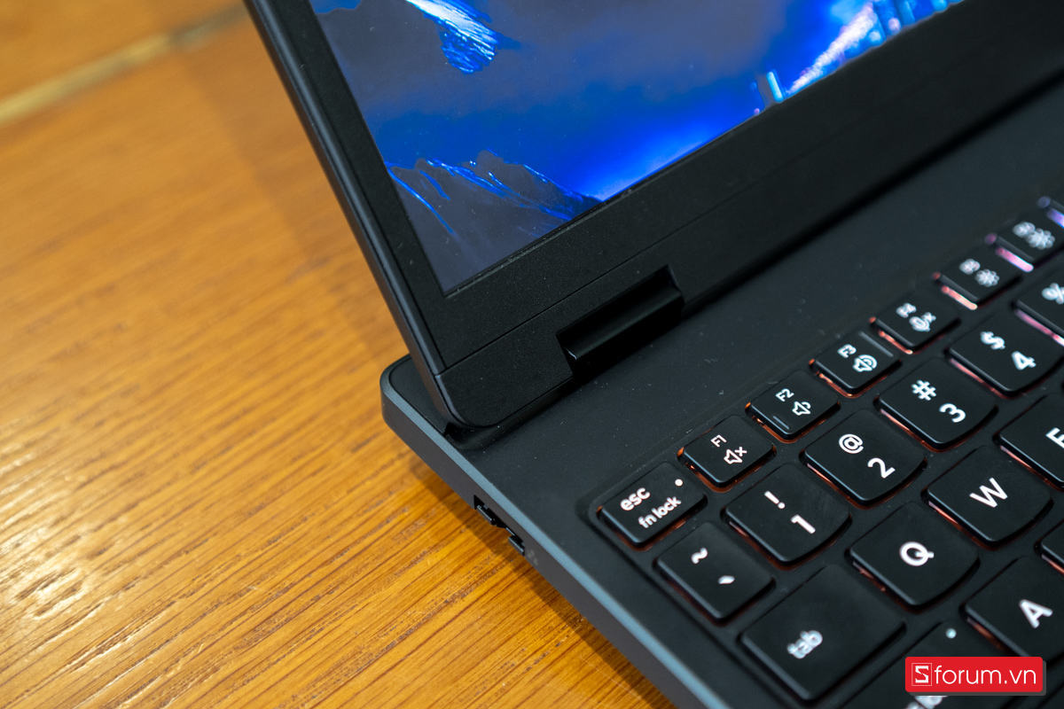 Thiết kế bản lề của Lenovo Legion 5 2025