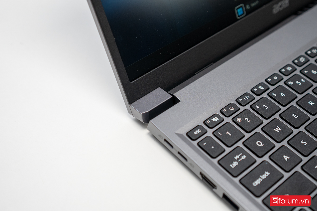 Thiết kế bản lề của Acer Aspire Go 15