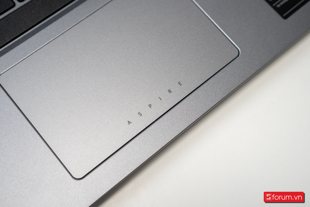 Thiết kế touchpad của Acer Aspire Go 15