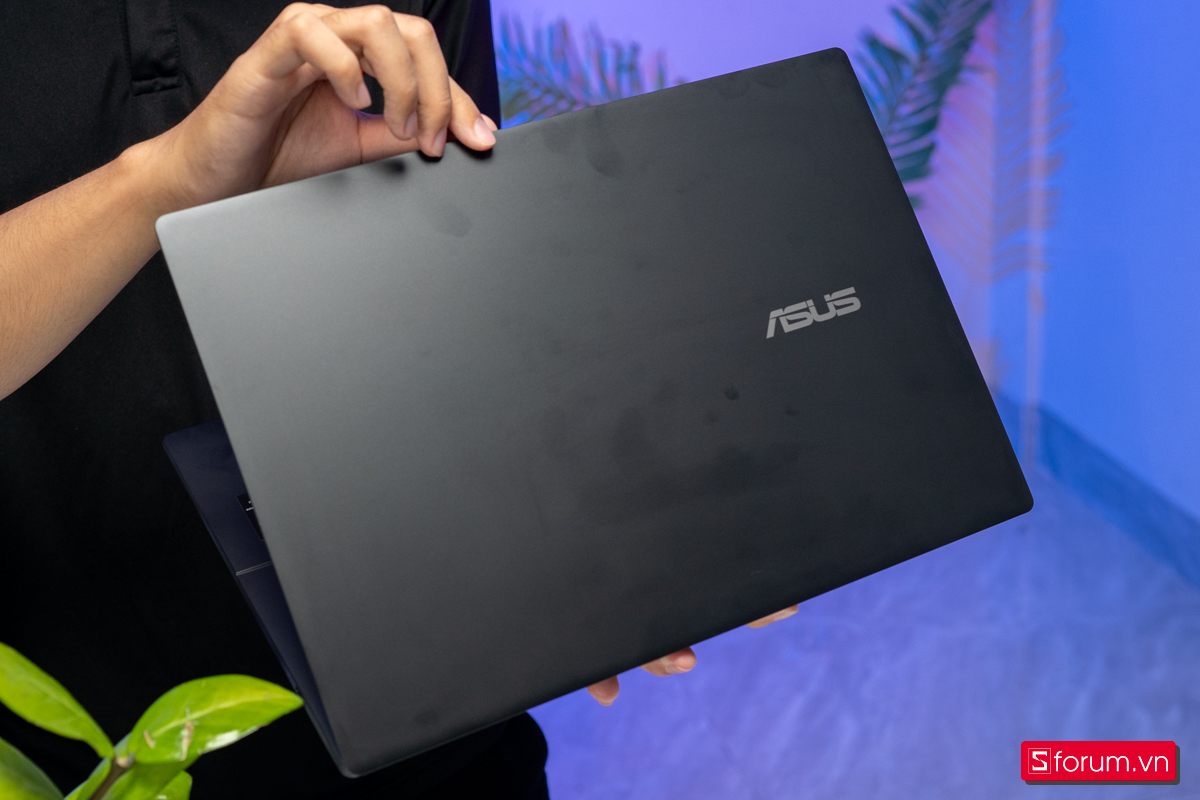 Việc bám mồ hôi và dấu vân tay trên ASUS gaming V16