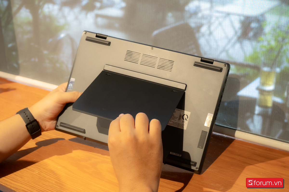 Phần giá đỡ bằng kim loại đặc biệt trên ASUS Zenbook Duo 2024