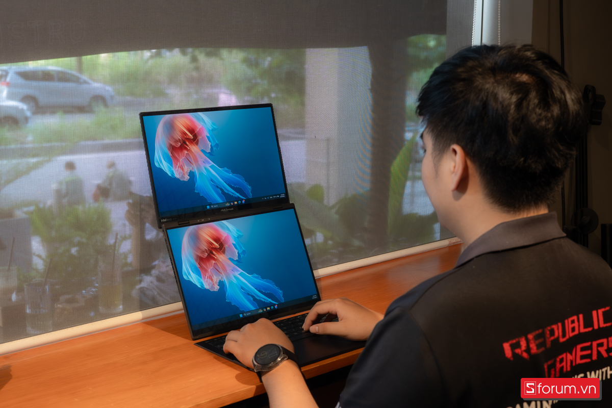 Hai màn hình được trang bị trên ASUS Zenbook Duo 2024