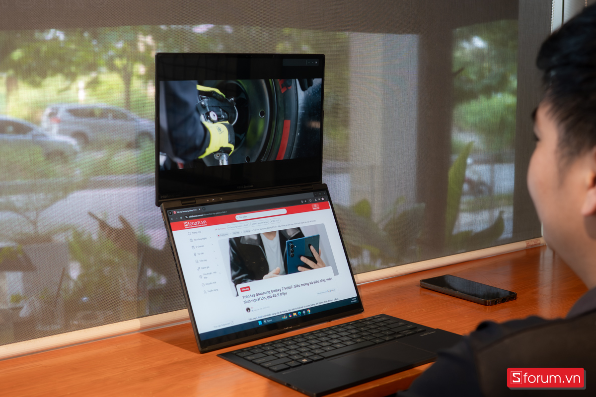 Trải nghiệm làm việc trên hai màn hình của ASUS Zenbook Duo 2024