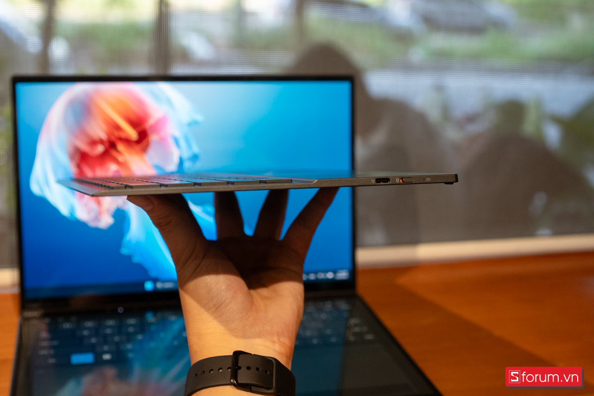 Bàn phím rời cực mỏng nhẹ của ASUS Zenbook Duo 2024