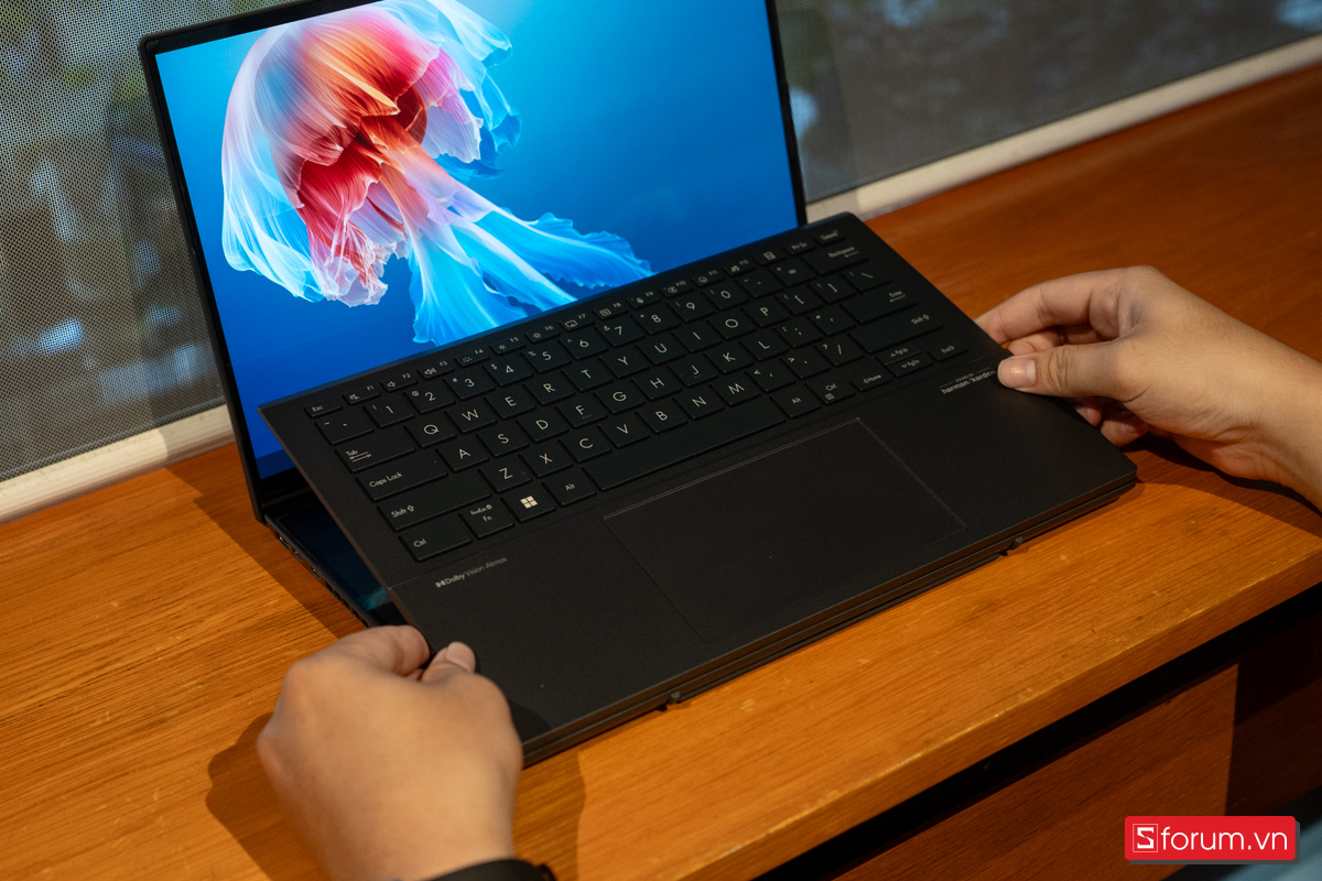Hành động tháo bàn phím rời cực dễ dàng trên ASUS Zenbook Duo 2024
