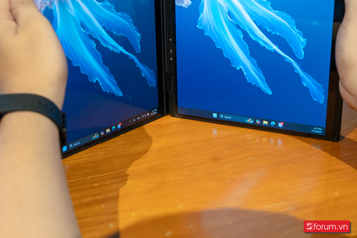 Bản lề được chắc chắn của ASUS Zenbook Duo 2024