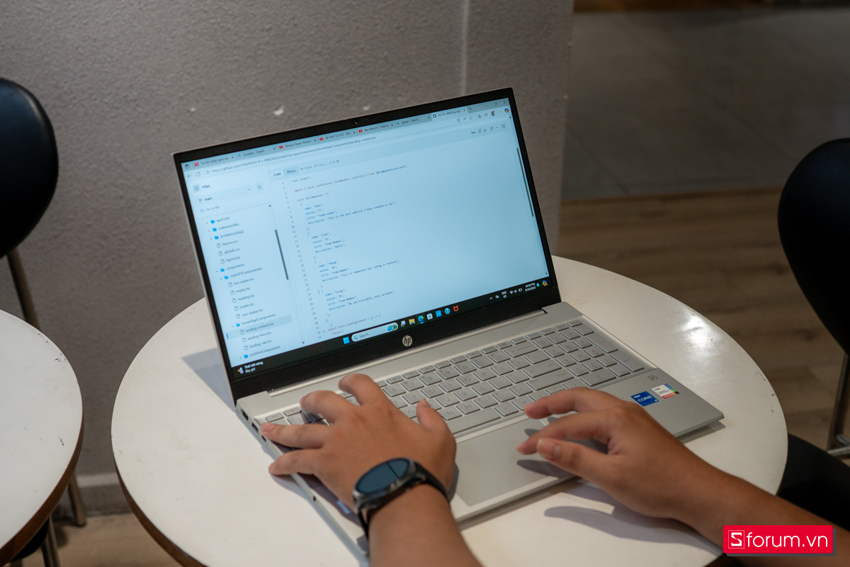 Đánh giá HP Pavilion 15: Màn hình đủ tốt cho công việc và giải trí cơ bản