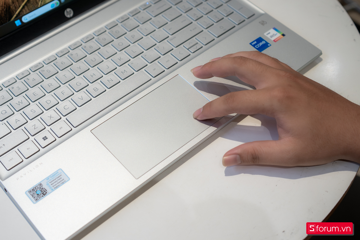 Đánh giá HP Pavilion 15: touchpad di chuột mượt mà