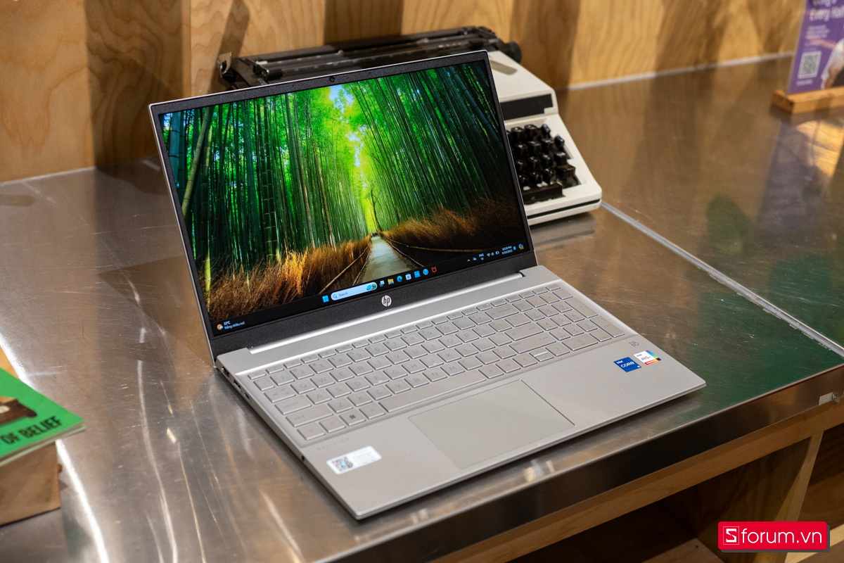 Đánh giá HP Pavilion 15, mẫu laptop văn phòng có thiết kế cao cấp, màn hình lớn 15.6 inch và hiệu năng ổn định trong tầm giá hơn 16 triệu.