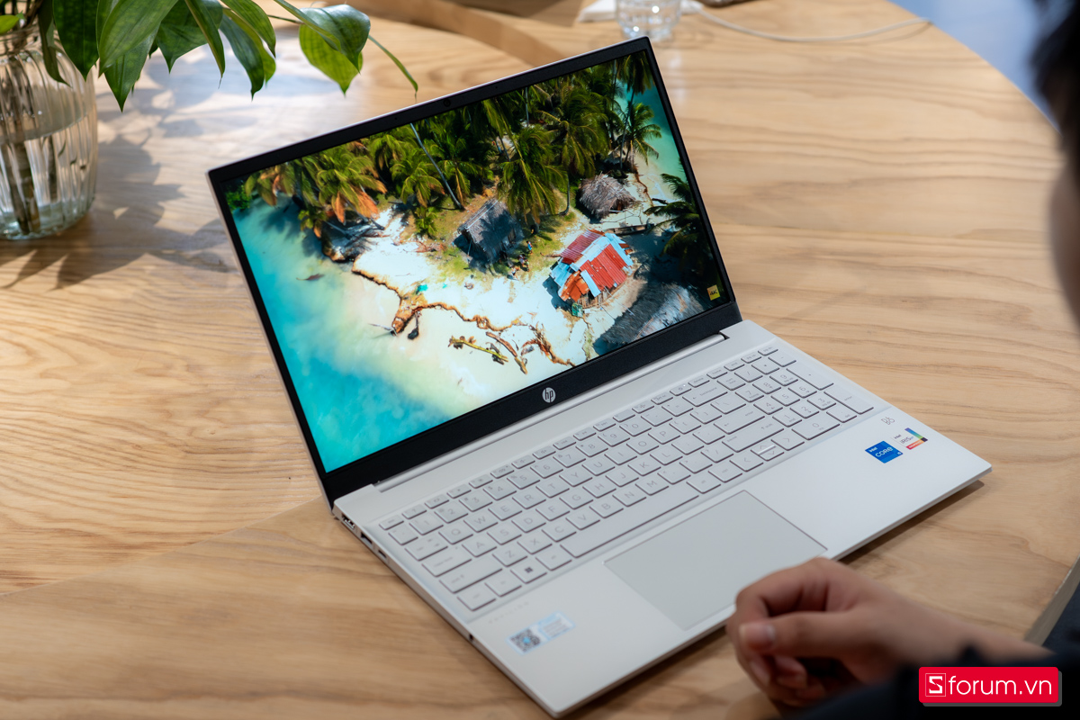 Đánh giá HP Pavilion 15: Màn hình đủ tốt cho công việc và giải trí cơ bản