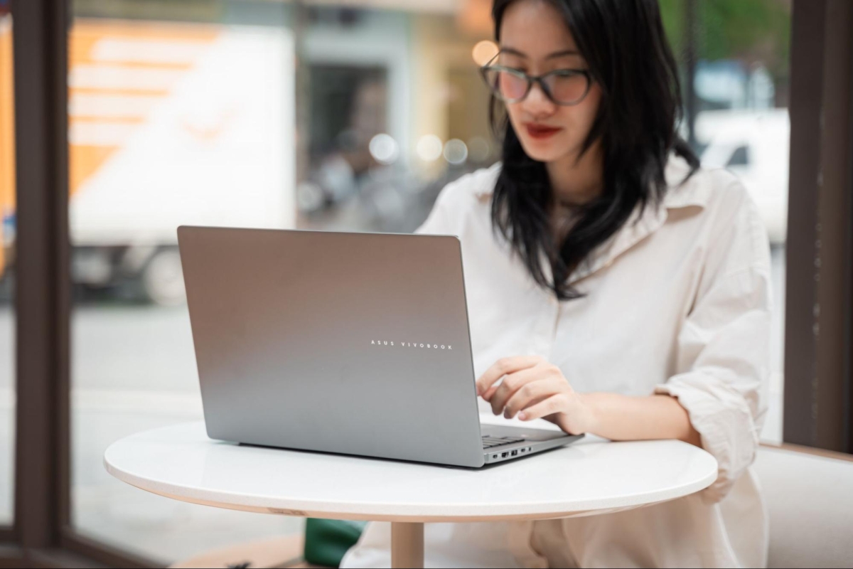 Làm việc trên ASUS VivoBook S14