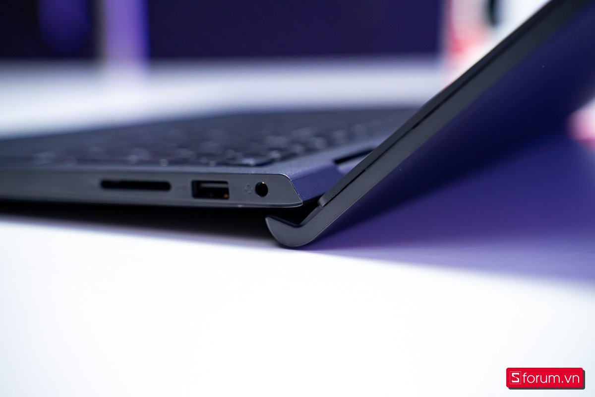 Thiết kế bản lề ErgoLift có mặt trên cả 2 mẫu máy