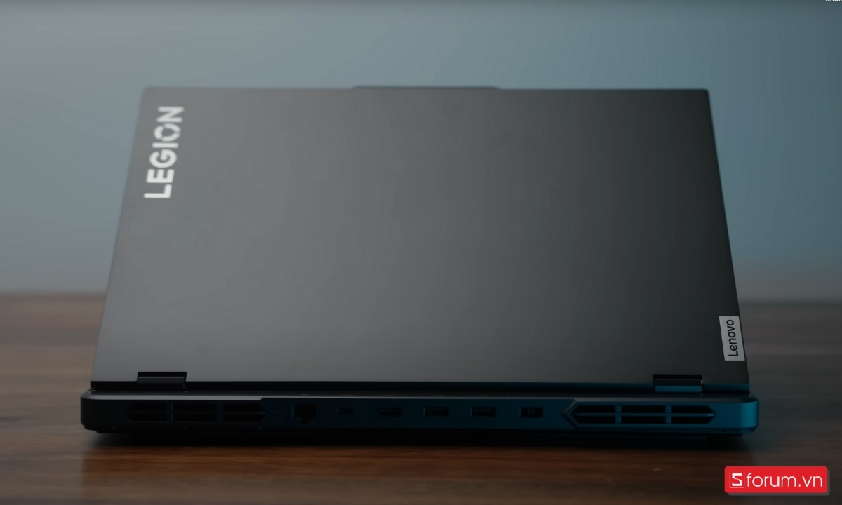 So sánh Legion Pro 5 2025 và 2024: Thiết kế và chất liệu