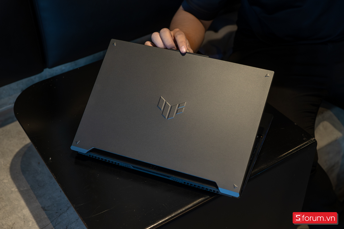 So sánh Lenovo LOQ 15IAX9E và ASUS TUF Gaming F16: Màn hình chuẩn màu hay Không gian hiển thị rộng?