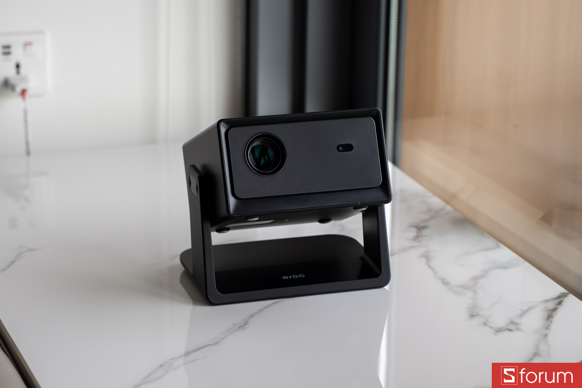 Trên tay Eroc Flip Plus: Biến phòng ngủ thành rạp phim mini với Android TV mượt, chiếu linh hoạt từ tường tới trần nhà