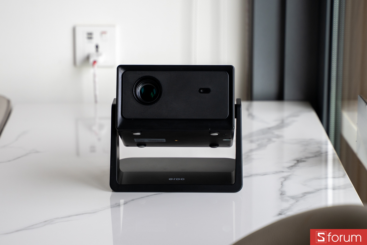 Trên tay Eroc Flip Plus: Thiết kế và cổng kết nối