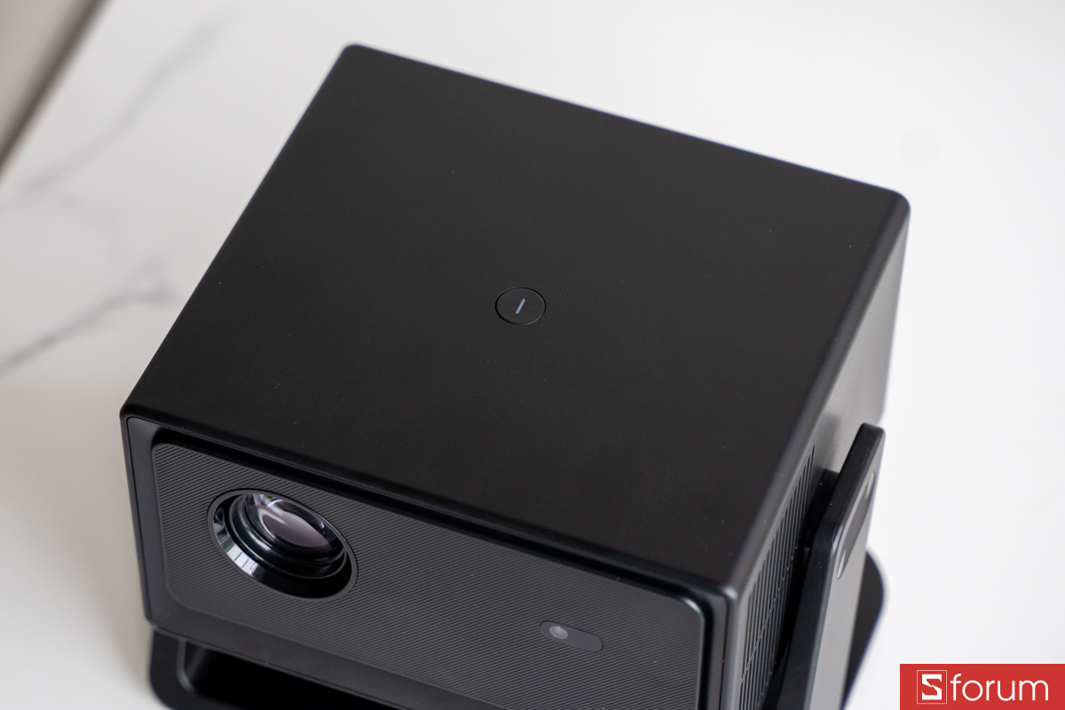 Trên tay Eroc Flip Plus: Thiết kế và cổng kết nối