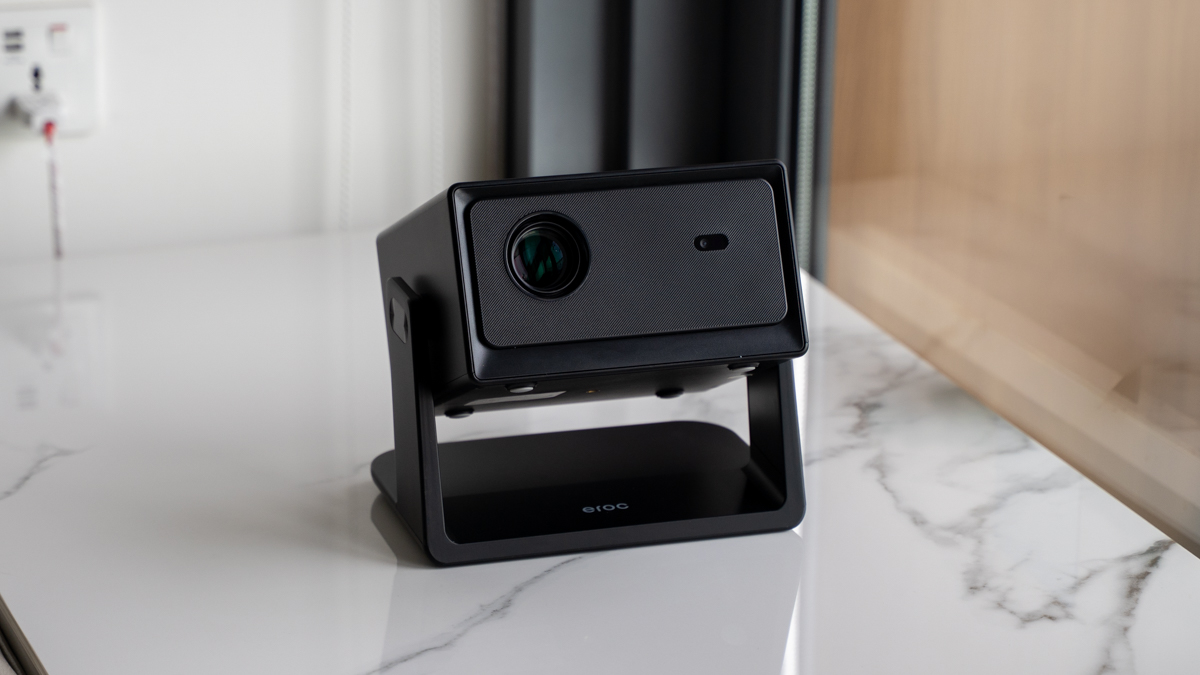 Trên tay Eroc Flip Plus: Chiếu trần cực chill, tích hợp Netflix "xịn", giá 4.5 triệu