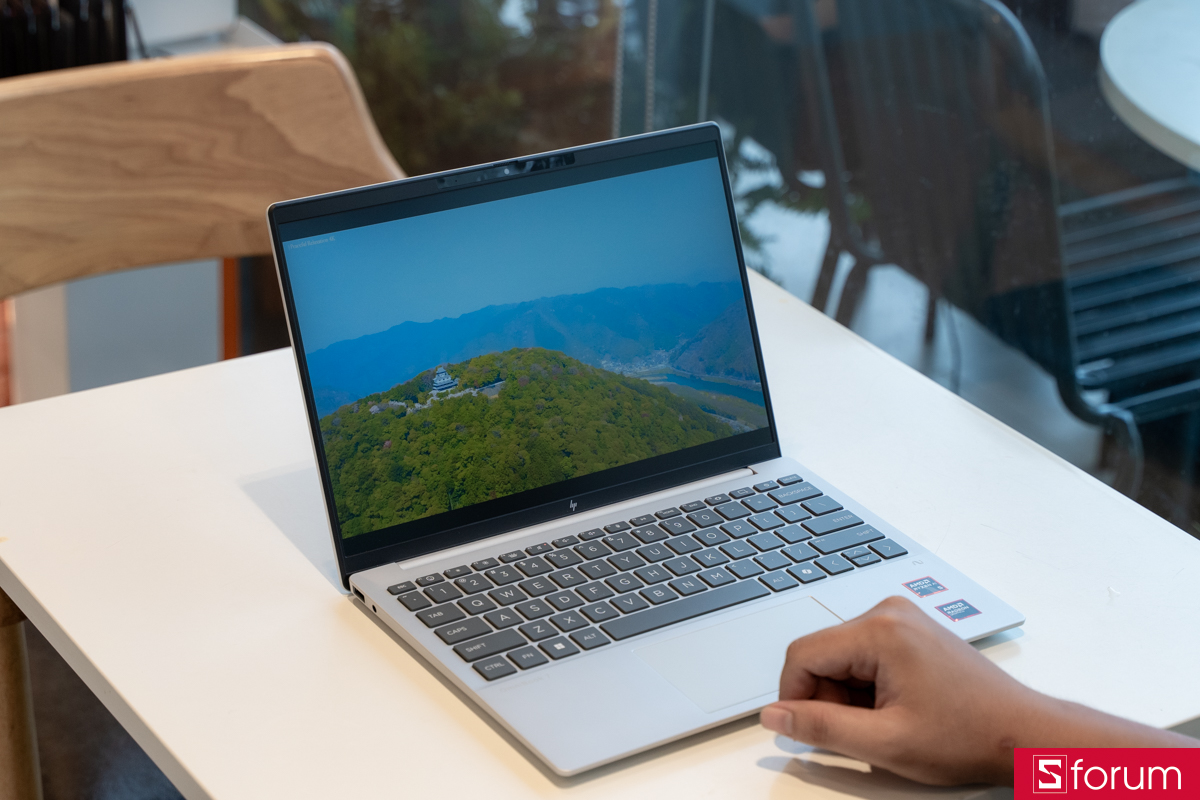 Trên tay HP OmniBook 7 Aero 13: Màn hình trên HP OmniBook 7 Aero 13