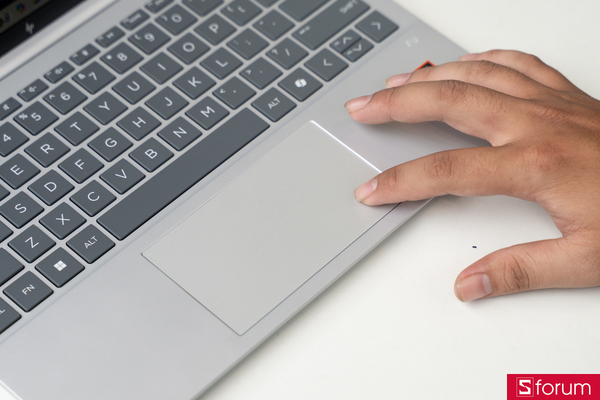 Trên tay HP OmniBook 7 Aero 13: Trackpad được trang bị trên máy