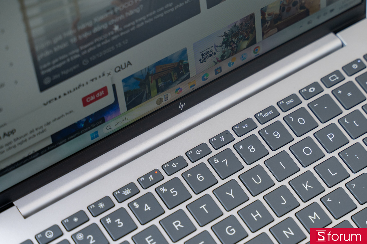 Trên tay HP OmniBook 7 Aero 13: Thiết kế bản lề