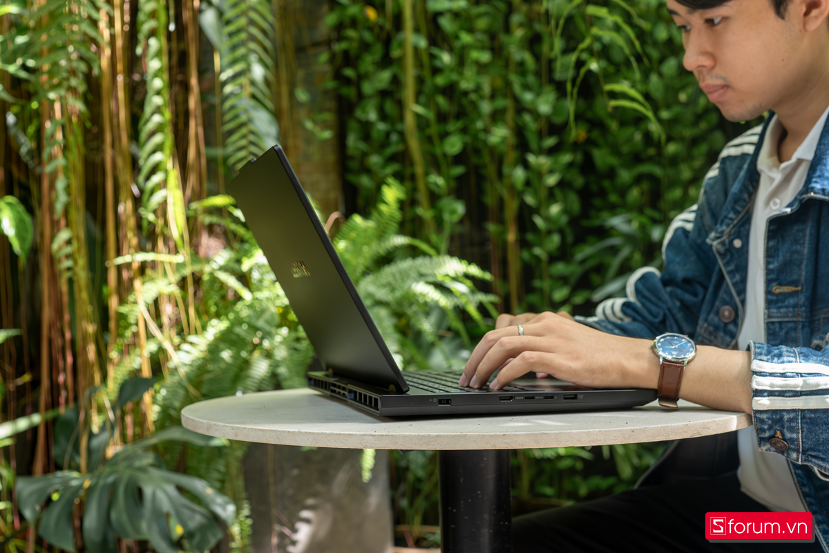 So sánh Legion Pro 5 2025 và 2024: Pin và tản nhiệt