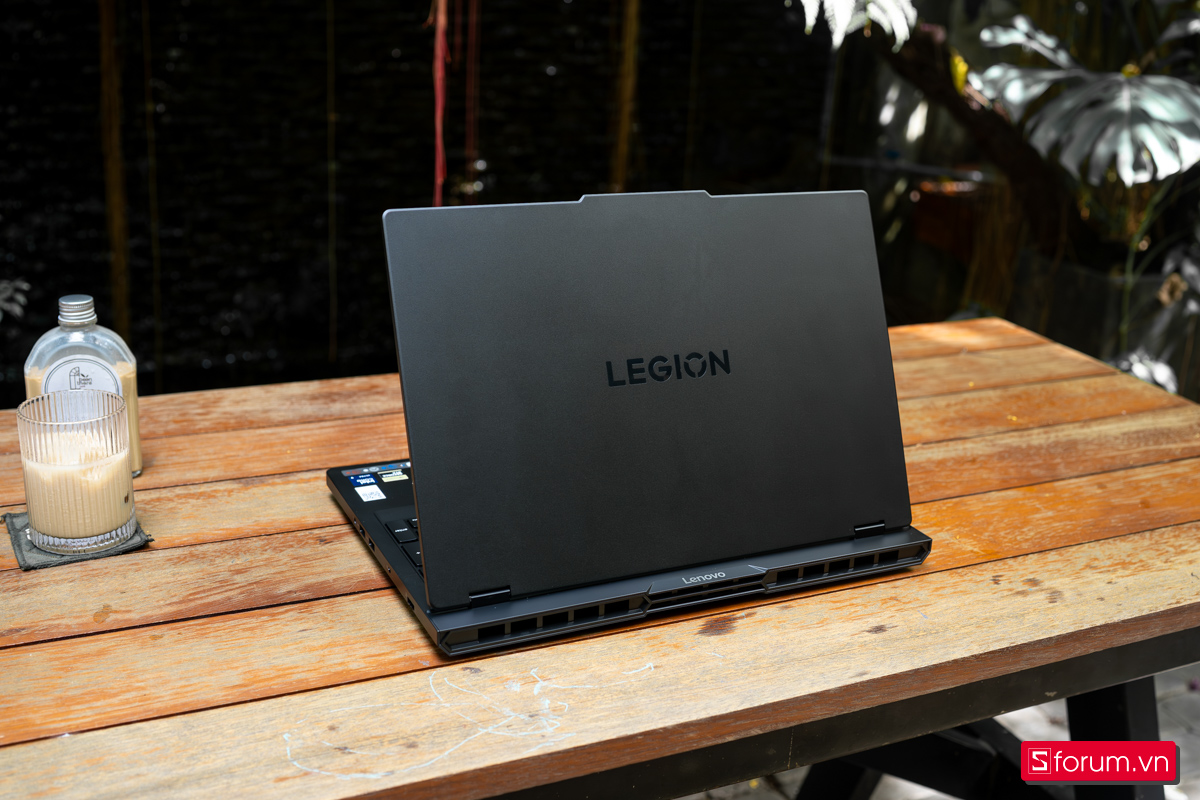 So sánh Legion Pro 5 2025 và 2024: Thiết kế và chất liệu