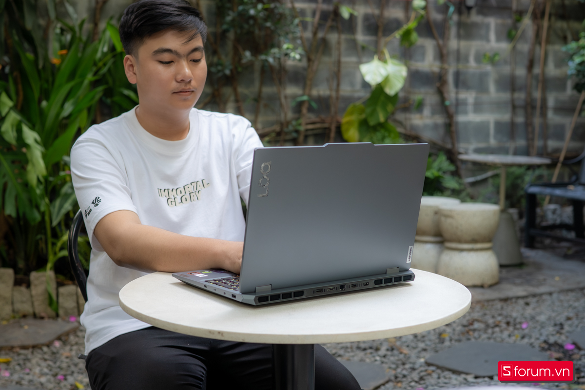 Trên tay Lenovo LOQ 15AHP10 2025: Thiết kế giữ nguyên giá trị bền bỉ, cứng cáp