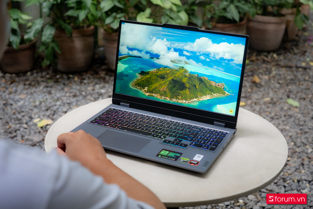 Trên tay Lenovo LOQ 15AHP10 2025: Màn hình được trang bị trên LOQ 2025