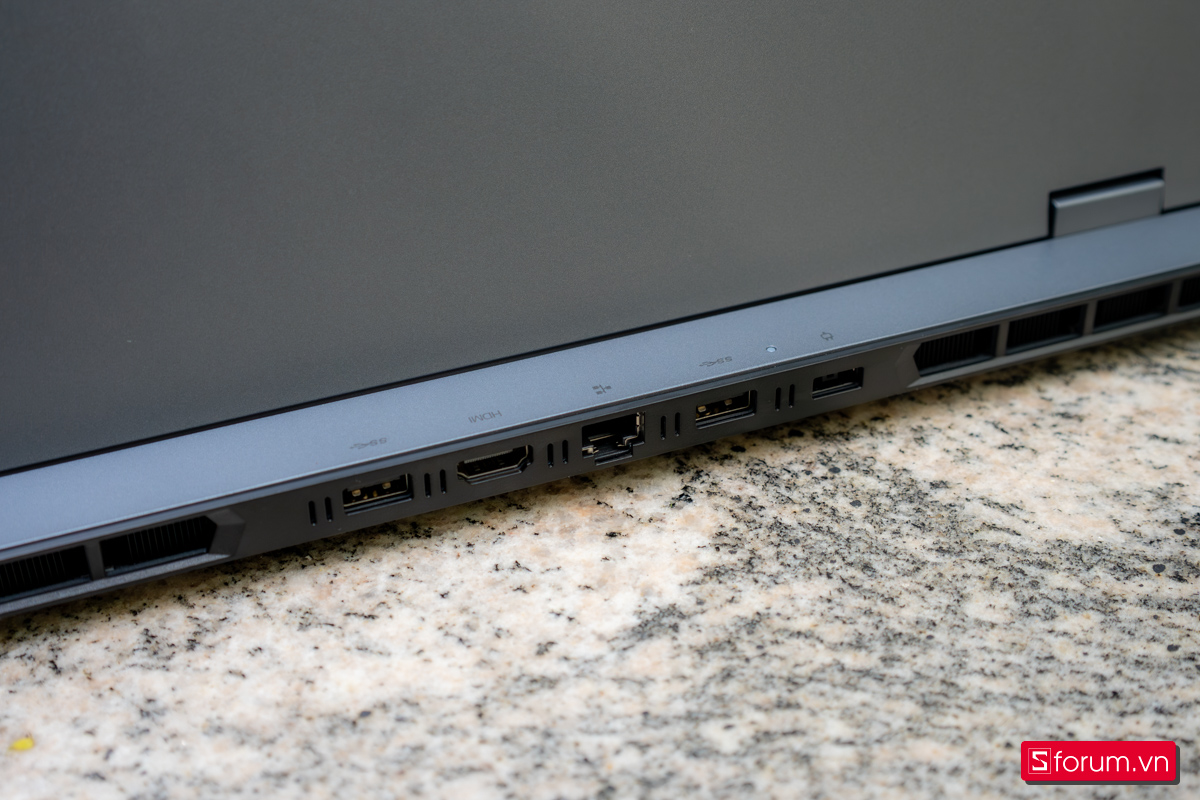 Trên tay Lenovo LOQ 15AHP10 2025: Thiết kế cổng kết nối tập trung phía sau máy