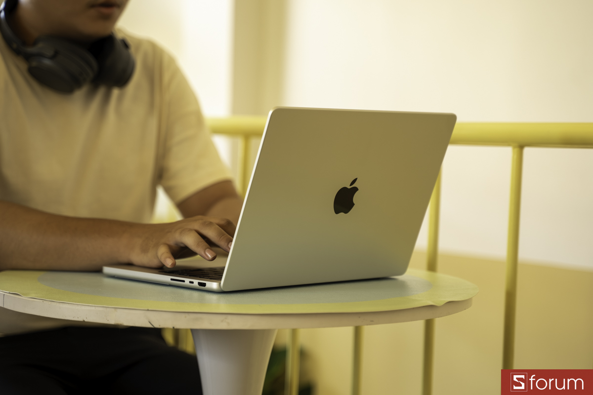 Trên tay MacBook Pro M5 Pro 14 inch