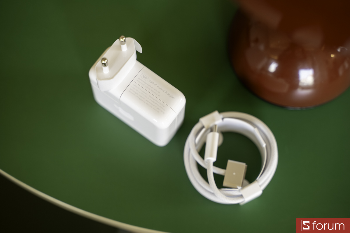 Phụ kiện đi kèm Macbook Pro M5 Pro: Bộ sạc MagSage 3 70W