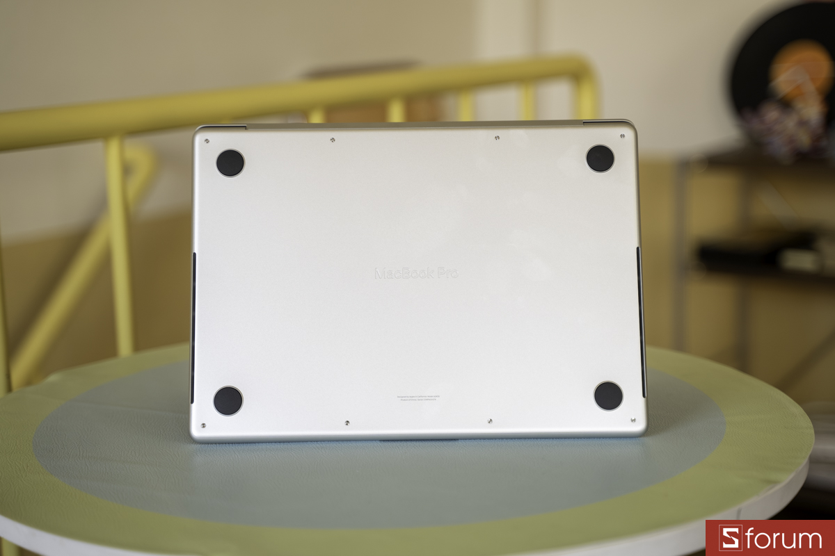 Thiết kế mặt đáy của Macbook Pro M5 Pro
