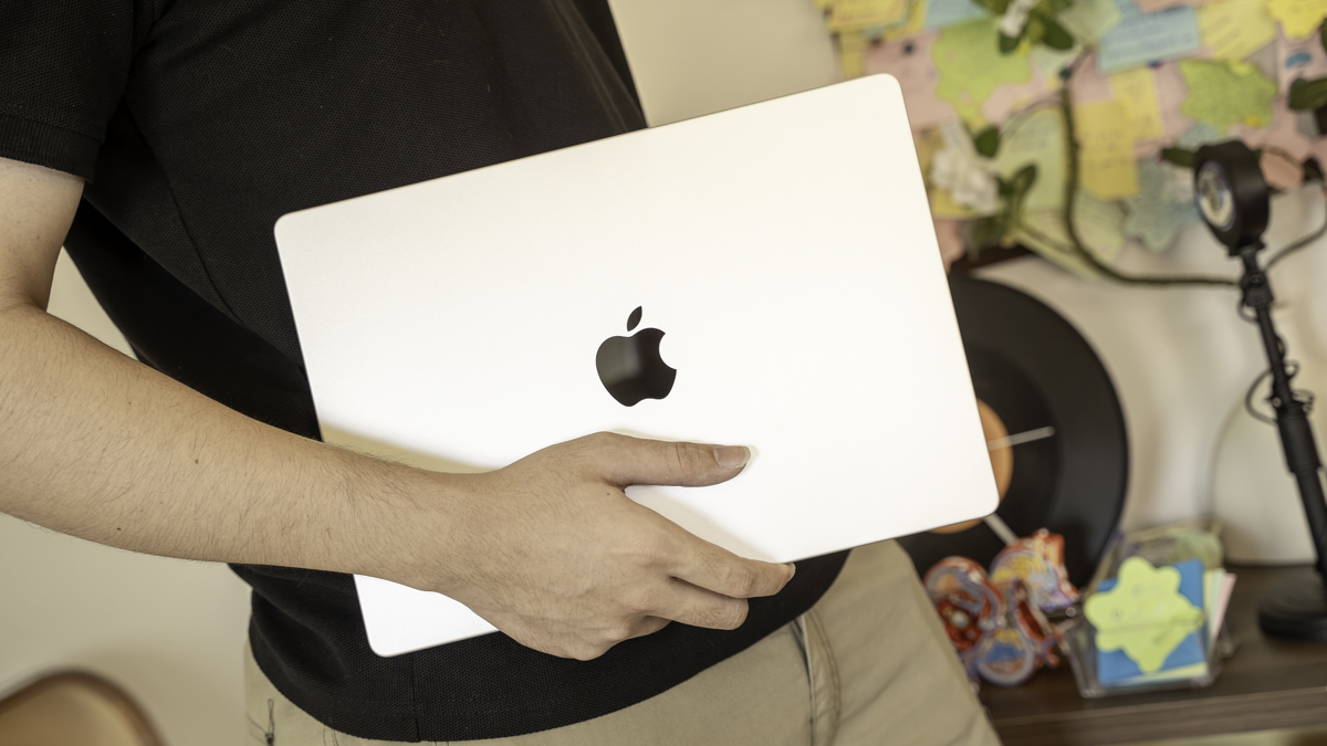 Trên tay MacBook Pro M5 Pro 14 inch: Chiếc máy luôn "theo kịp" công việc của bạn, giá từ 59.9 triệu