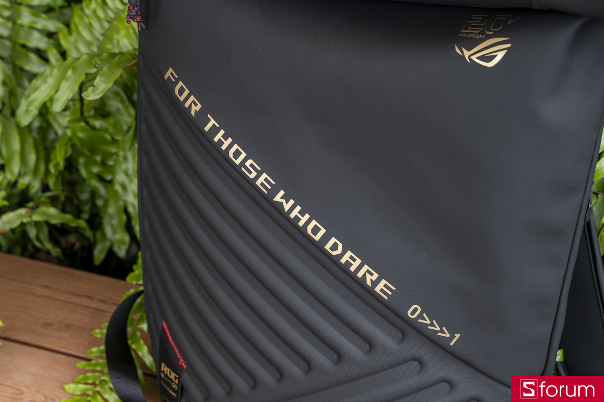Mặt trước ASUS ROG SLASH Backpack Edition 20