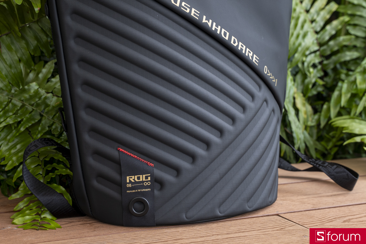 Mặt trước ASUS ROG SLASH Backpack Edition 20