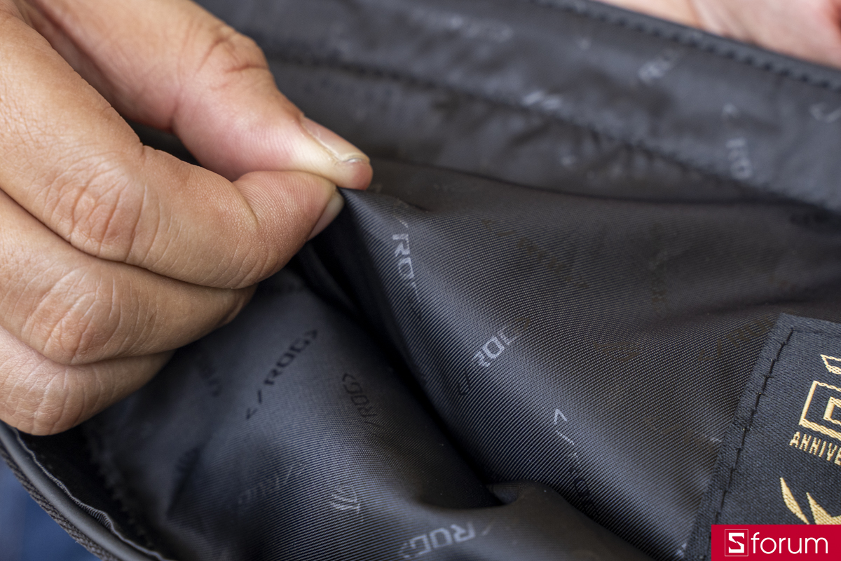 Ngăn laptop riêng có lớp lót fleece