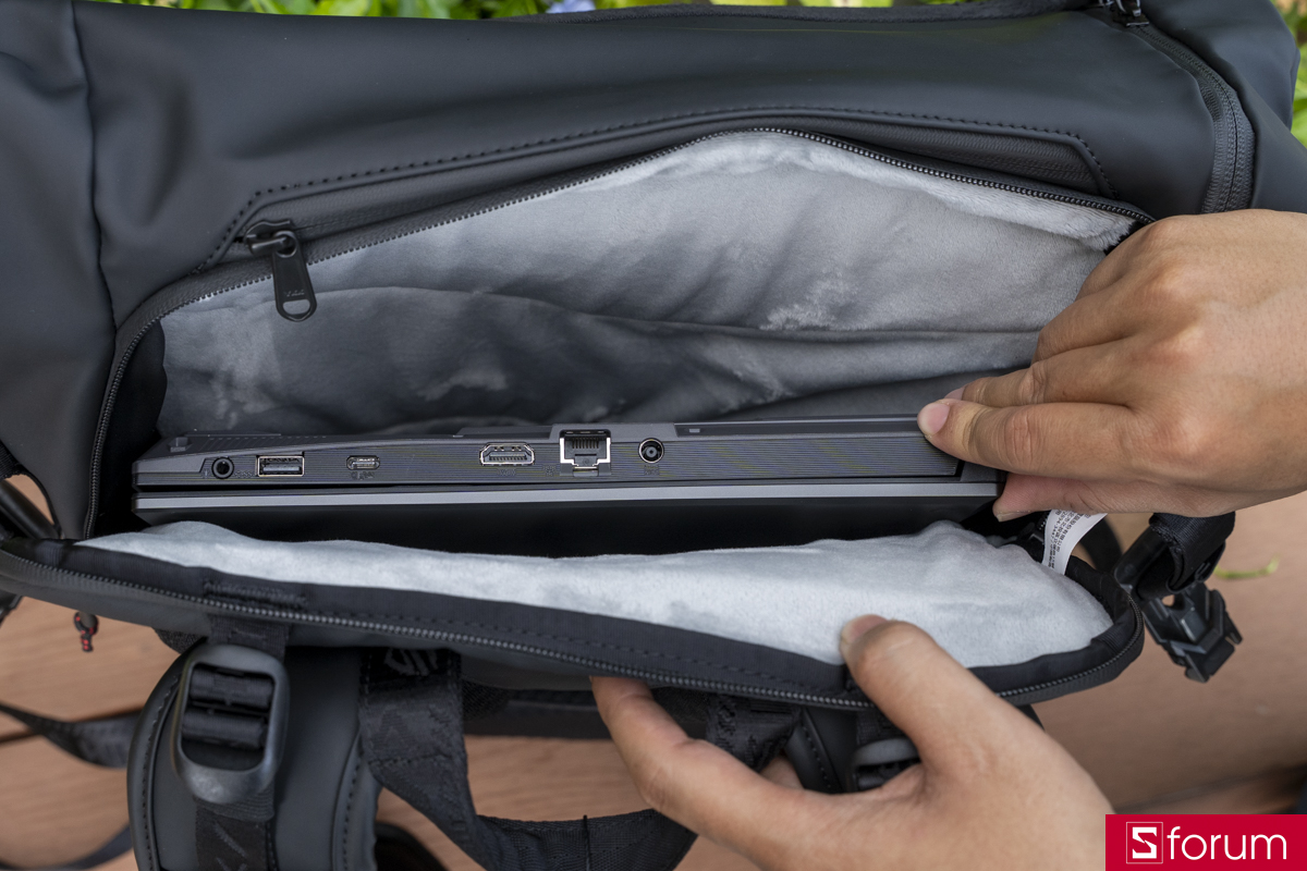 Bỏ laptop vào ngăn riêng trên ASUS ROG SLASH Backpack Edition 20